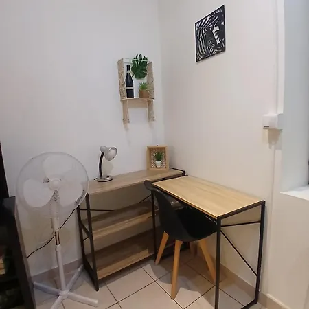 Large Near Train Station, Very Appartement Nîmes