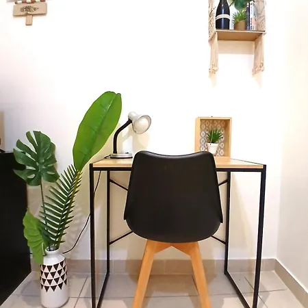 Large Near Train Station, Very Appartement Nîmes