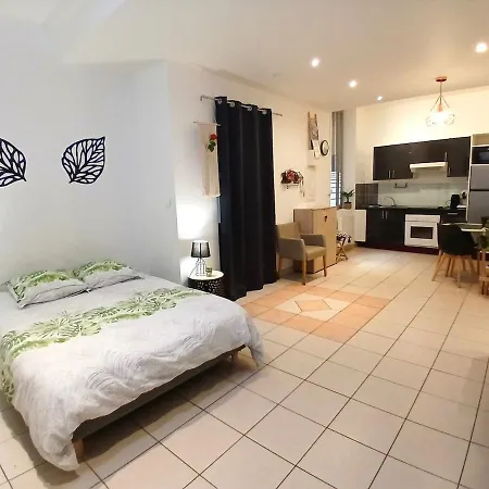 Large Near Train Station, Very Appartement Nîmes